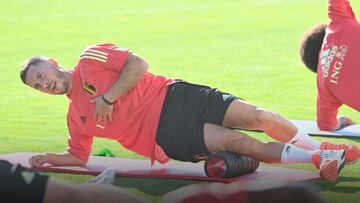 Hazard, entren&aacute;ndose con B&eacute;lgica.