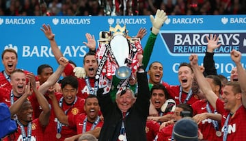 Sir Alex Ferguson levanta la Premier League conseguida en la temporada 2012-2013 como entrenador del Manchester United.