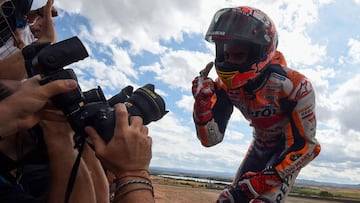 Marc Márquez celebra su victoria en Aragón.