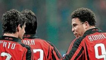 <b>TRÍO MARAVILLA. </b>Los tres delanteros brasileños del Milán celebran juntos uno de los goles de Ronaldo al Nápoles.