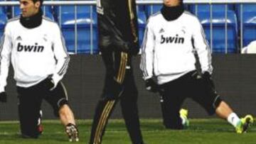 <b>SE ENTRENARON EN EL BERNABÉU. </b>Mourinho cambió la dinámica de trabajo, en la hora y en el lugar. El Madrid se entrenó ayer en el Santiago Bernabéu a las 19:00 horas. Después de la sesión preparatoria, los jugadores quedaron concentrados en el hotel Mirasierra Suites.