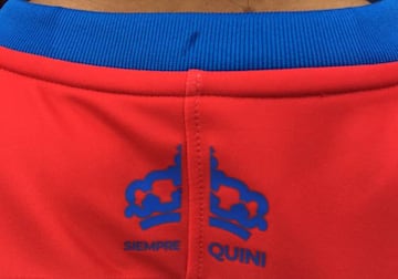Detalle de homenaje a Enrique Castro 'Quini' en la nueva camiseta del Real Sporting Gijón.