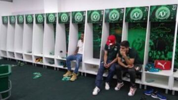 29-11-2016: En Brasil ya vivían la tragedia. Los jugadores que no viajaron con la expedición del Chapecoense a Colombia oraron y esperaron noticias desde el camerino del equipo verde en el Arena Condá.