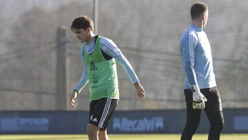 Denis Suárez se retira con molestias en el tobillo de un entrenamiento del Celta.