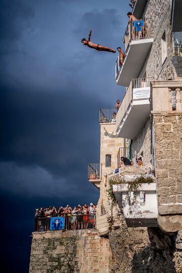 El atleta Nikita Fedotov se lanza desde un balcón situado a 25,5 metros de altura en su participación en la Serie Mundial Red Bull Cliff Diving. Una impresionante experiencia que no es apta para personas que sufran de vértigo
