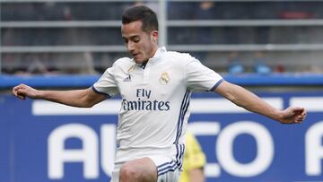 Lucas V&aacute;zquez disputa un bal&oacute;n con Arbilla durante el partido de la pasada jornada liguera.