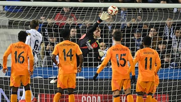 Andriy Lunin hace un parada ante el Leganés.