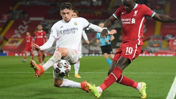 Valverde tapona un centro de Mané.