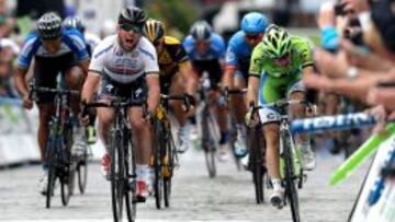 Mark Cavendish aguanto el empuje final del italiano Elia Viviani y venci&oacute; en Guildford.