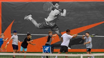 MUR04. EL PALMAR, (MURCIA), 12/10/2025.- La Carlos Alcaraz Academy, escuela tenística que dirige y gestiona desde hace 32 años el padre del número 1 de la ATP, da el salto internacional y se expande a Estados Unidos, Sudamérica y Australia. El jugador murciano, cuya imagen está muy presente en cada rincón de la academia que se encarga de la formación de jóvenes valores en la Real Sociedad Club de Campo de Murcia. EFE/Marcial Guillén