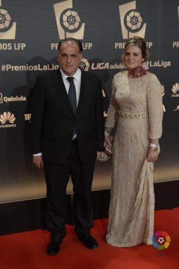 Tebas con su esposa.