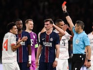 TOPSHOT - Italian referee Maurizio Mariani (C) shows a red card to Bayern Munich's Colombian forward #14 Luis Diaz (L) during the UEFA Champions League, league phase day 4, football match between Paris Saint-Germain (PSG) and FC Bayern Munich at the Parc des Princes in Paris, on November 4, 2025. (Photo by FRANCK FIFE / AFP)