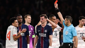 TOPSHOT - Italian referee Maurizio Mariani (C) shows a red card to Bayern Munich's Colombian forward #14 Luis Diaz (L) during the UEFA Champions League, league phase day 4, football match between Paris Saint-Germain (PSG) and FC Bayern Munich at the Parc des Princes in Paris, on November 4, 2025. (Photo by FRANCK FIFE / AFP)