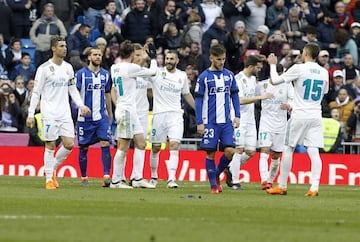 Benzema celebra el 4-0 con el equipo.