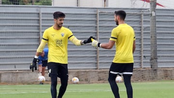 Dani Barrio choca los guantes con Dani Mart&iacute;n.