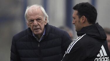 Menotti charla con Scaloni durante una concentración de la selección de Argentina.