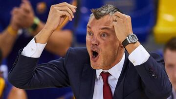 GRAF1340. BARCELONA, 15/10/2020.- El entrenador del Barcelona, Sarunas Jasikevicius, durante el partido de la Euroliga de baloncesto ante Panathinaikos que se disputa este jueves en el Palau Blaugrana, en Barcelona. EFE/Alejandro García