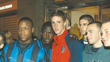 <b>INGLESES CON TORRES. </b>Un equipo formado por chicos ingleses de 17 años estuvo ayer esperando la salida del Calderón de Torres para pedirle autógrafos y hacerse una foto con él. Torres es internacional.