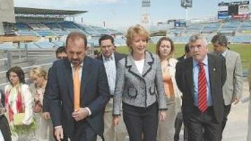 <b>LAS FUERZAS VIVAS. </b>Torres, junto a la presidenta Esperanza Aguirre y el alcalde Pedro Castro.