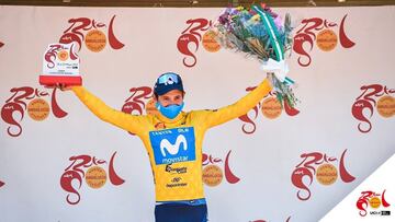 El ciclista del Movistar Miguel Ángel López posa como ganador de la clasificación general de la Vuelta a Andalucía 2021.