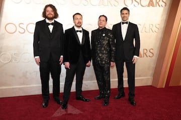 Matiss Maza, Gints Zilbalodis, Ron Dyens y Gregory Zalcman posan en la alfombra roja del Dolby Theatre.