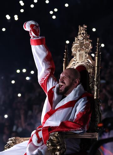 Tyson Fury se sienta en su trono antes de subir al ring antes de la pelea por el título mundial de peso pesado del CMB entre Tyson Fury y Dillian Whyte en el estadio de Wembley, en Londres, Inglaterra.