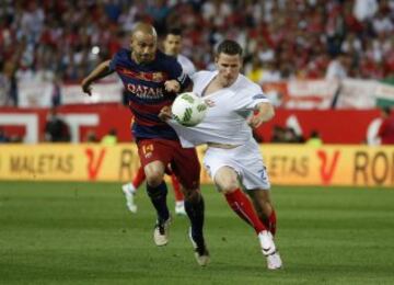  Balón largo para Gameiro en el que el francés gana la espalda al argentino que no tiene más remedio que hacerle falta porque encaraba a Ter Stegen