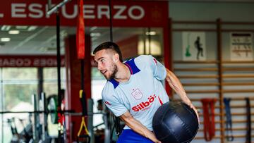 Óscar Mingueza, en un entrenamiento con la Selección.