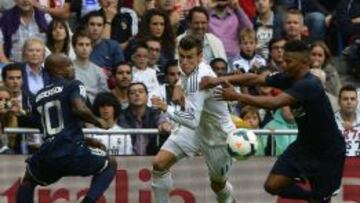 Bale, entre Anderson y Eliseu, durante el partido ante el Málaga.