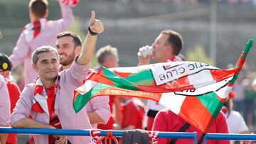 BILBAO, 11/04/2024.- El técnico Ernesto Valverde saluda desde la gabarra 'Athletic' que transporta al equipo rojiblanco campeón de la Copa del Rey el pasado sábado en Sevilla recorre este jueves, su travesía por la ría del Nervión entre aficionados. Como ocurriera en la época de los títulos en los año 80 del siglo pasado cuando el Athletic ganó una Liga en 1983 y un 'triplete', Liga, Copa y Supercopa, en 1984. EFE/ Luis Tejido