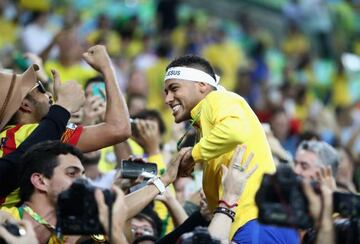 Neymar celebra la victoria con la aficin.