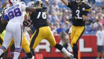 Alejandro Villanueva protegiendo el lanzamiento de su QB frente a los Bills.