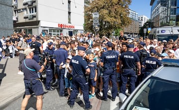 Más de 500 personas se han acercado a la puerta del Radisson Collection Hotel para recibir al Real Madrid.