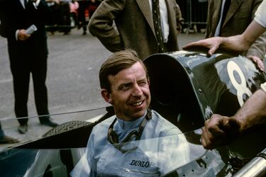 Tony Brooks, el último superviviente entre los ganadores de carreras de la década de los 50 de la Fórmula 1, falleció el 3 de mayo, a los 90 años. Brooks, un pionero, participó en 38 grandes premios entre los años 1956 y 1961, en los que acumuló seis victorias y se proclamó subcampeón del mundo con Ferrari en 1959, por detrás de Jack Brabham. El británico estudiaba odontología a sus 23 años cuando recibió una llamada para debutar en el GP de Siracusa de 1955, que ganó a pesar de no participar en los entrenamientos. Fue el trampolín a la F1 para un piloto que aspiraba a seguir los pasos de su padre como dentista.