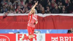 El jugador del Friburgo Nils Petersen celebra su gol durante el partido de Bundesliga contra el Wolfsburgo.
