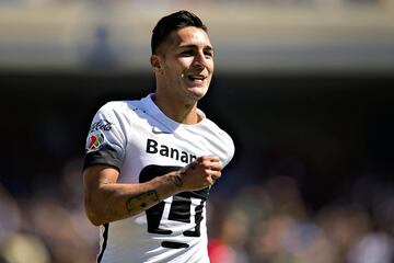 Llegó a Pumas desde la Universidad Católica de Chile, estuvo un par de años en el Pedregal y se convirtió en uno de los jugadores más queridos por la afición.