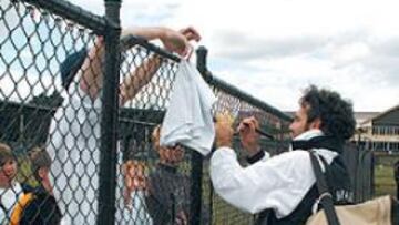 Álex Corretja firmando autógrafos a los aficionados.