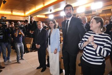 Sergio Llull, Isabel Díaz Ayuso y Florentino Pérez esperan en sus sitios el comienzo del acto de campeones de Europa de baloncesto.