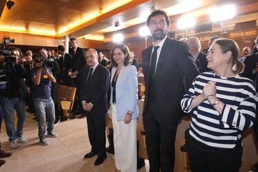 Sergio Llull, Isabel Díaz Ayuso y Florentino Pérez esperan en sus sitios el comienzo del acto de campeones de Europa de baloncesto.