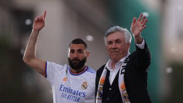 MADRID, SPAIN - APRIL 30: Manager Carlo Ancelotti (R) of Real Madrid celebrates with his player Karim Benzema (L) at Plaza de Cibeles following their victory in their LaLiga match against RCD Espanyol which lead their 35th LaLiga Championship title on April 30, 2022 in Madrid, Spain. (Photo by Gonzalo Arroyo Moreno/Getty Images)