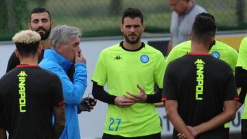 Ancelotti charla con sus jugadores.