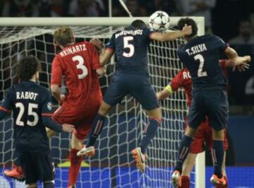 El defensa brasileño Paris 'Marquinhos cabecea el balón para anotar durante el partido de vuelta entre París Saint-Germain FC y el Bayer Leverkusen en el estadio Parc des Princes