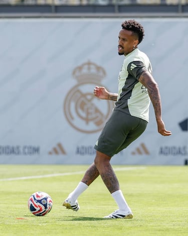 Eder Militao durante el entrenamiento de esta mañana. 
