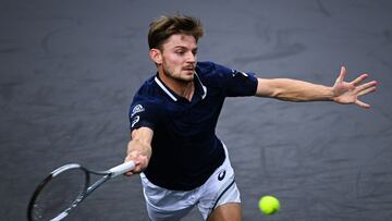 David Goffin devuelve una bola durante si partido ante Norbert Gombos en segunda ronda del Masters 1.000 de Par&iacute;s.