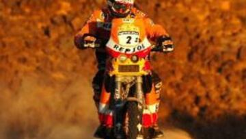 <b>LÍDER.</b> El español Marc Coma ha aumentado su ventaja en la prueba que terminará este domingo en las playas de Dakar.