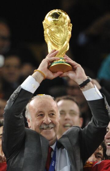 Vicente del Bosque con el preciado trofeo. 