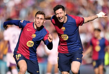 Robert Lewandowski del FC Barcelona celebra el segundo gol de su equipo con su compa?ero Ferm赤n L車pez durante el partido de la jornada 29 entre el FC Barcelona y el Girona FC en el Estadi Ol赤mpic Lluis Companys, el 30 de marzo de 2025. El Bar?a gan車 4-1 con doblete del polaco.