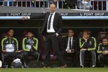 Zinedine Zidane indicando a sus jugadores.