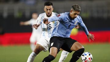 Soccer Football - World Cup - South American Qualifiers - Argentina v Uruguay - El Monumental, Buenos Aires, Argentina - October 10, 2021 Uruguay&#039;s Ronald Araujo in action with Argentina&#039;s Nicolas Gonzalez REUTERS/Agustin Marcarian