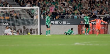 El jugador del Barcelona, Ferran Torres, marca el 1-1 al Betis. 